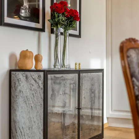 Queen Apartment
