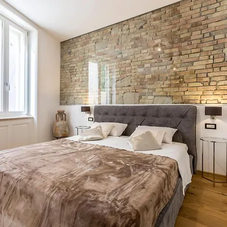 Queen Apartment Split