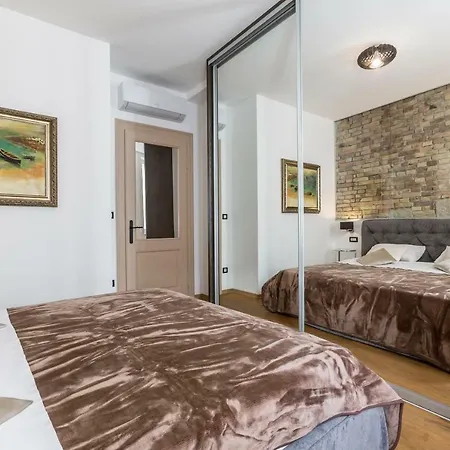 Apartment Queen Split